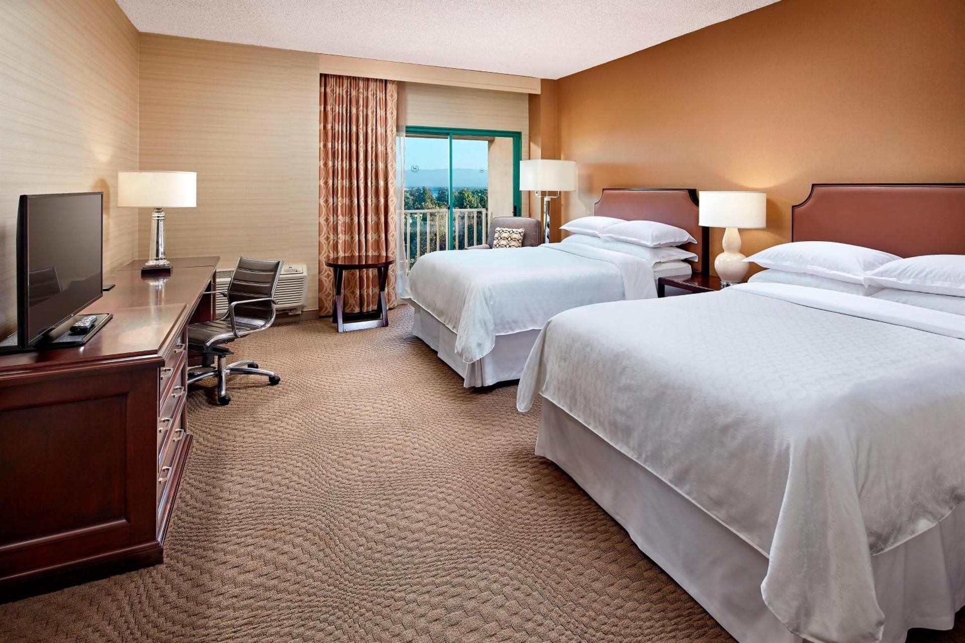 Club Level, 1 Bedroom 2 Room Suite, 2 Queen, Sofa Bed, Corner Room, High Floor, Balcony
