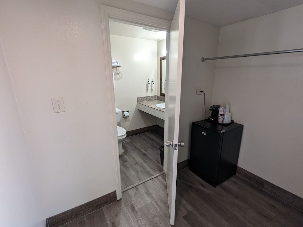 Valley Inn Standard Double Room, 2 Queen Beds, Non Smoking 6