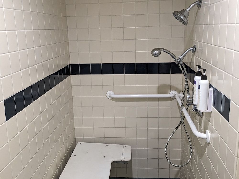 Valley Inn Deluxe Room, 2 Queen Beds, Accessible 3