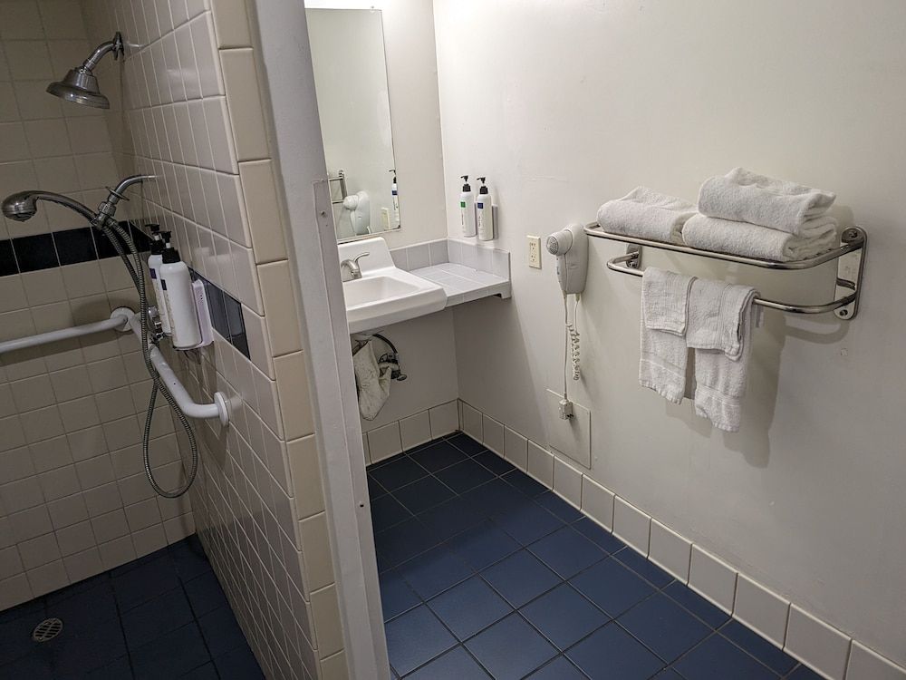 Valley Inn Deluxe Room, 2 Queen Beds, Accessible 5