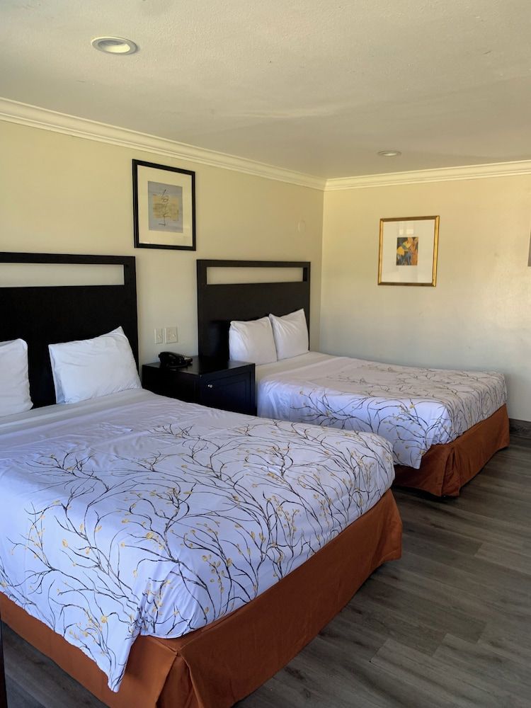 Valley Inn Standard Double Room, 2 Queen Beds, Non Smoking 3