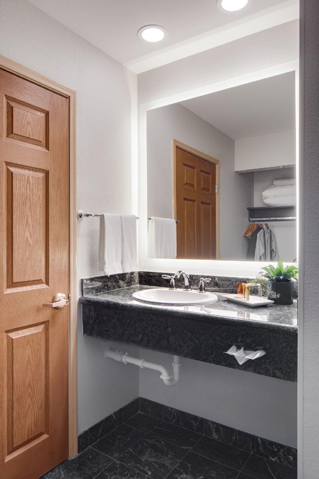 Ayres Suites Mission Viejo – Lake Forest King Room - Accessible