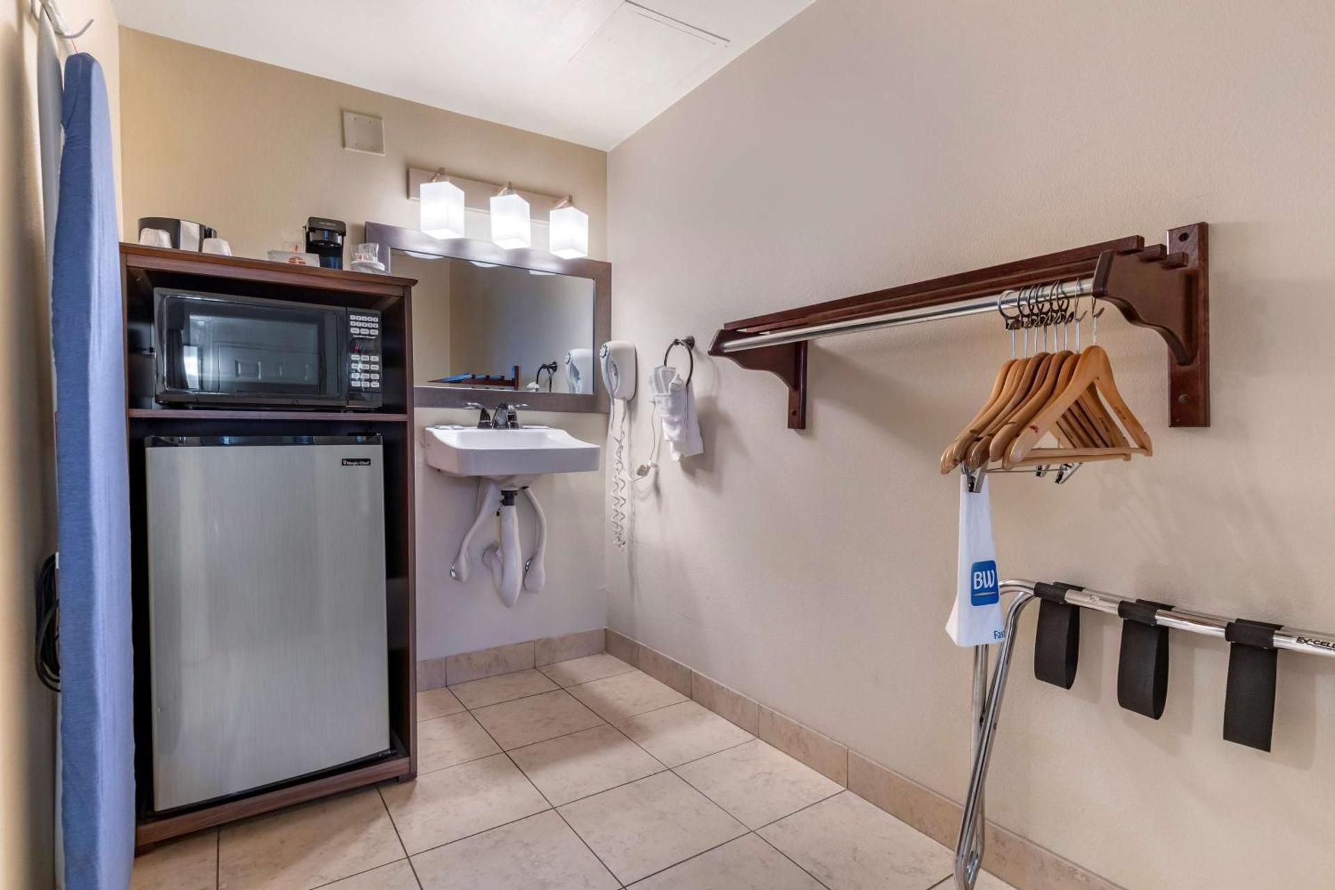 Queen Room with Roll-In Shower - Mobility Access