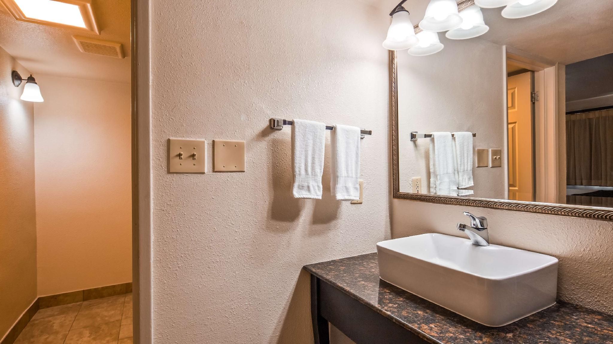 Best Western Town House Lodge 2 Double Beds, Nonsmoking, Shower Only 3