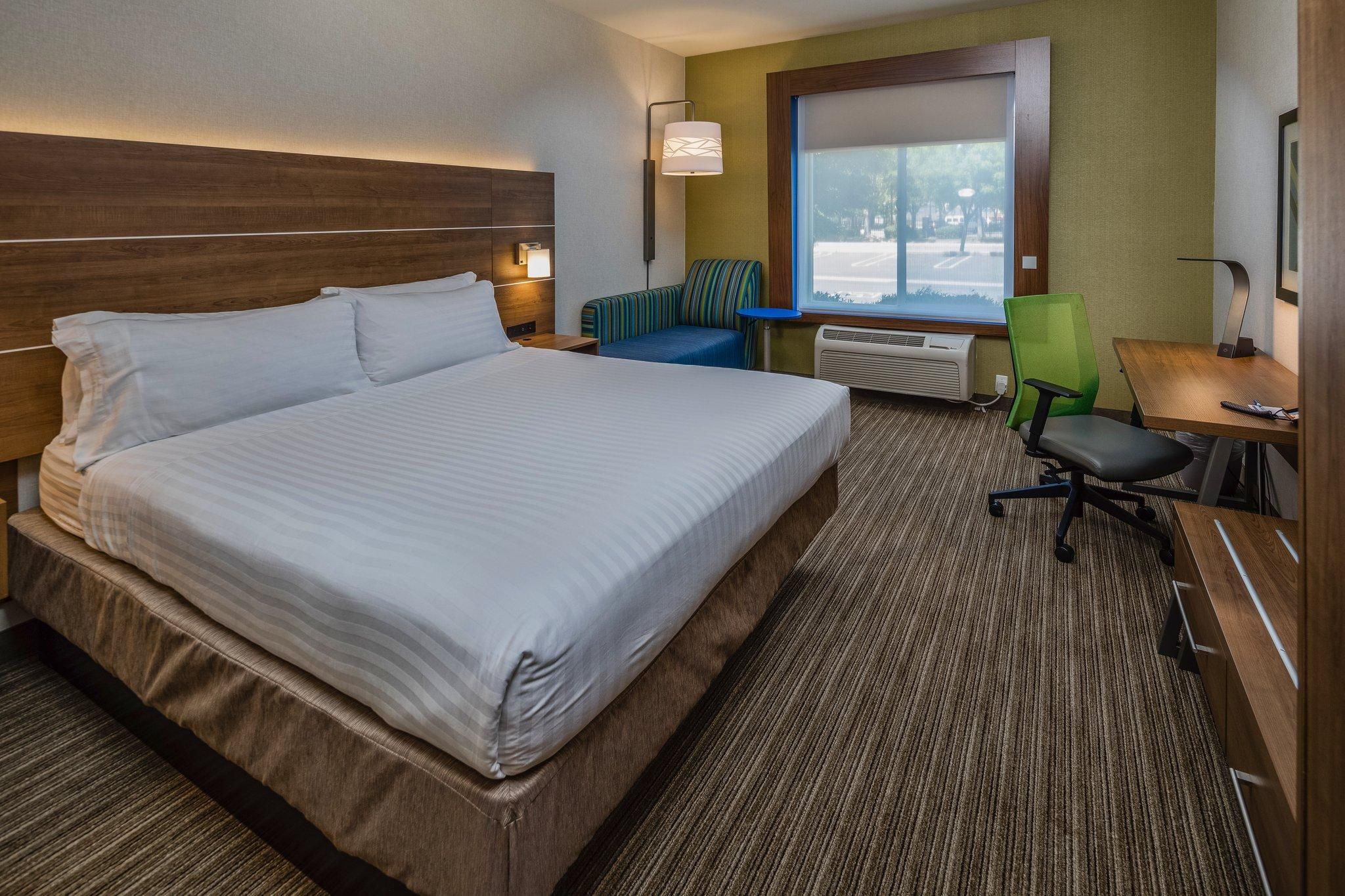 Suite 1 Bedroom Hearing Accessible Tub Non-Smoking