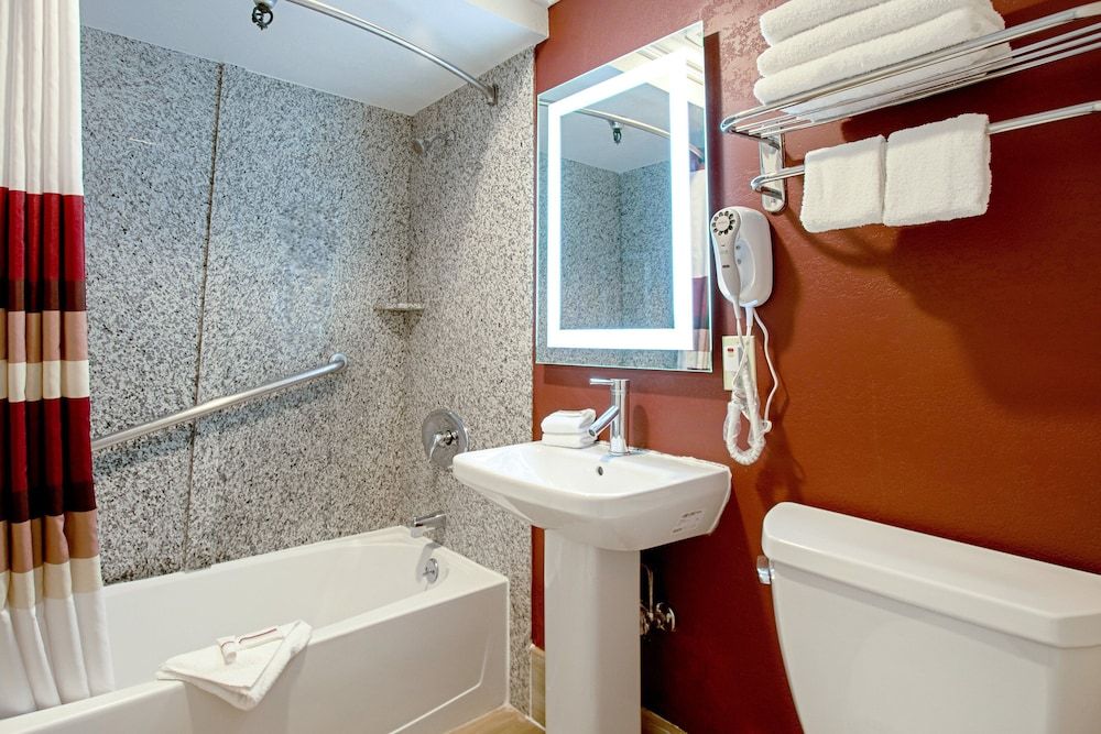 Red Roof Inn & Suites Monterey Deluxe Room, 1 Queen Bed, Non Smoking 4