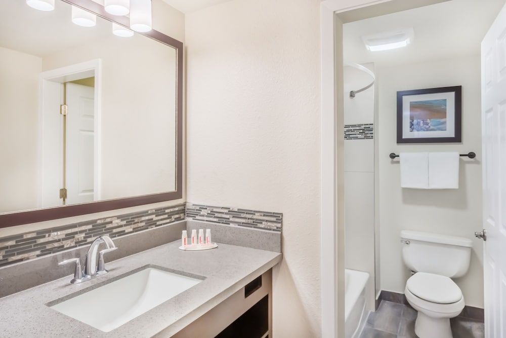 Days Inn by Wyndham Monterey Downtown Standard Room, 1 Queen Bed, Non Smoking 4