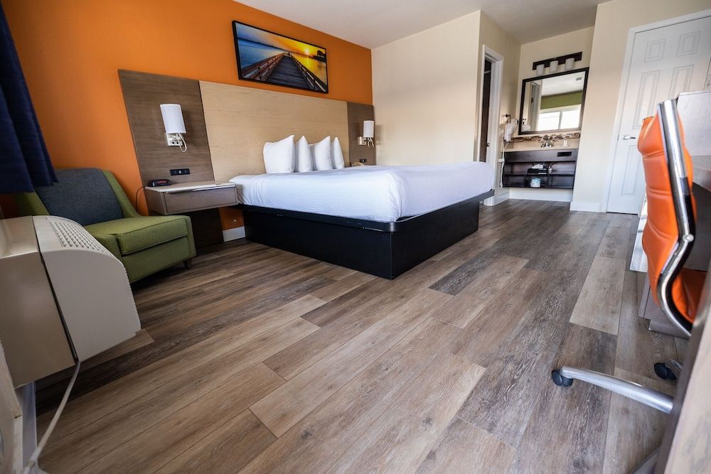 Days Inn by Wyndham Monterey Downtown Standard Room, 1 Queen Bed, Non Smoking 2