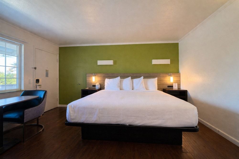 Fisherman's Cove Inn Classic Room, 1 King Bed, Non Smoking 4