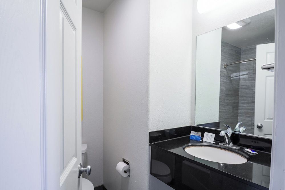 Fisherman's Cove Inn Standard Room, 1 King Bed, Non Smoking 5