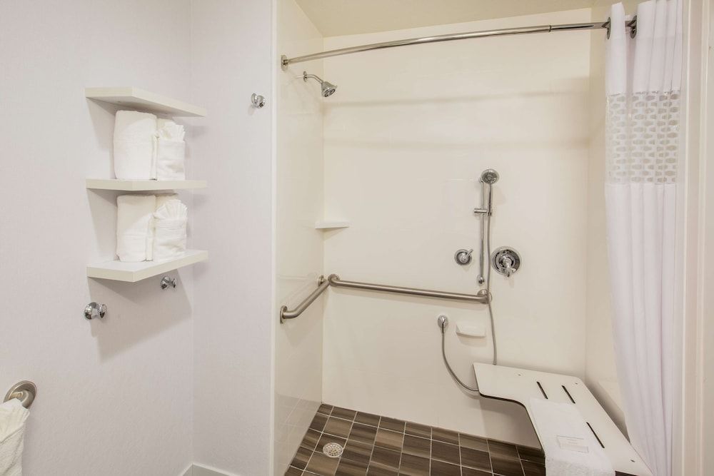 Hampton Inn Monterey Room, 2 Queen Beds, Accessible (Roll-in Shower) 7