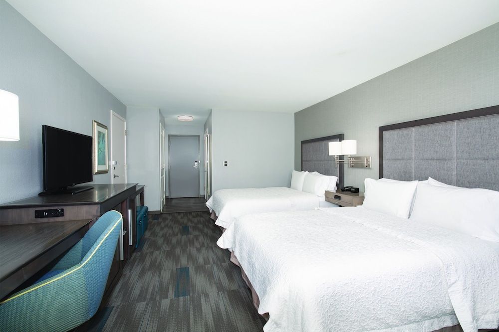 Hampton Inn Monterey Room, 2 Queen Beds, Accessible (Roll-in Shower) 4