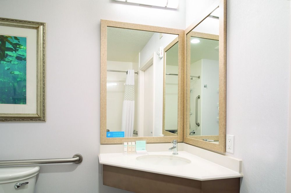 Hampton Inn Monterey Room, 2 Queen Beds, Accessible (Roll-in Shower) 8