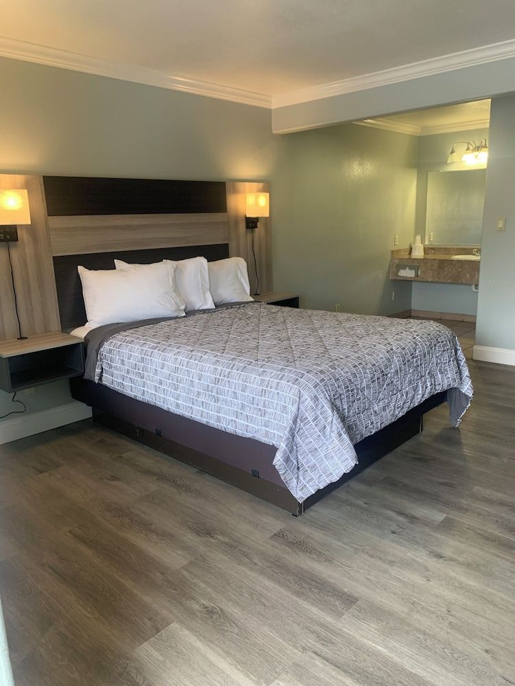 undefined Monterey Oceanside Inn