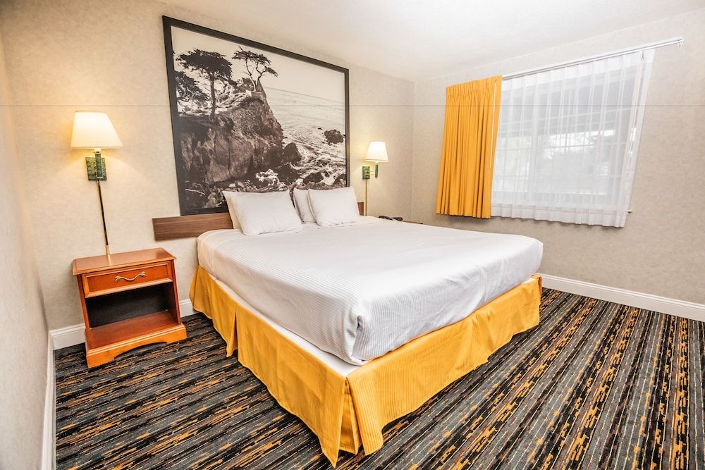 Pelican Inn Monterey Standard Room, 1 King Bed 6