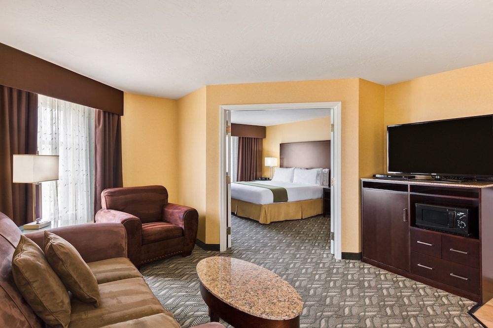 Suite, 1 Bedroom (Living Room)