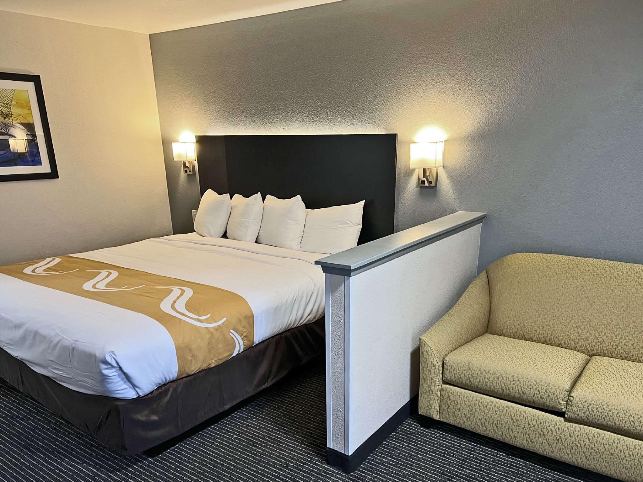 1 King Bed, Suite, Nonsmoking