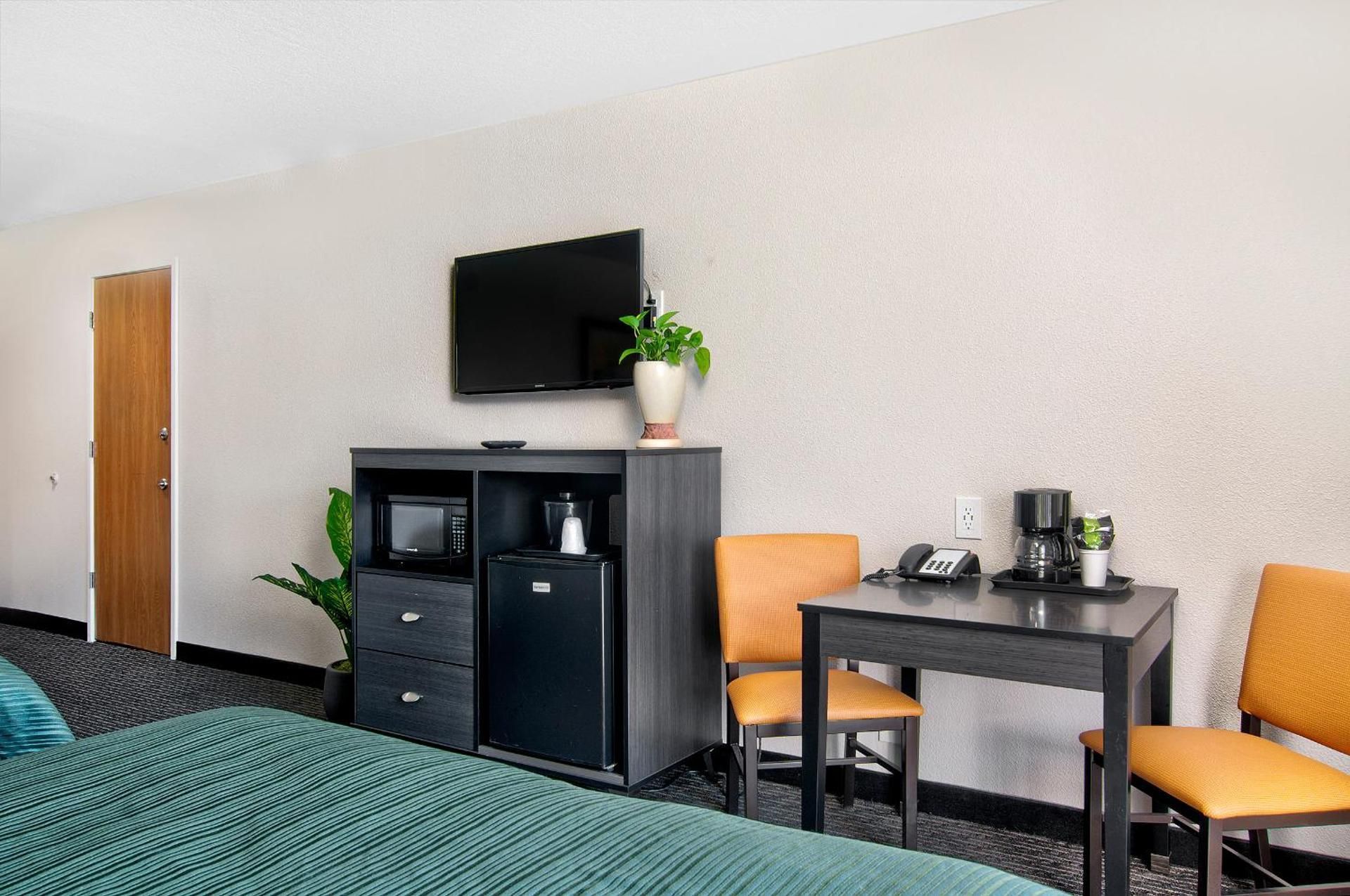 Quality Inn & Suites South San Jose / Morgan Hill 1 King Bed, Efficiency, Nonsmoking 3