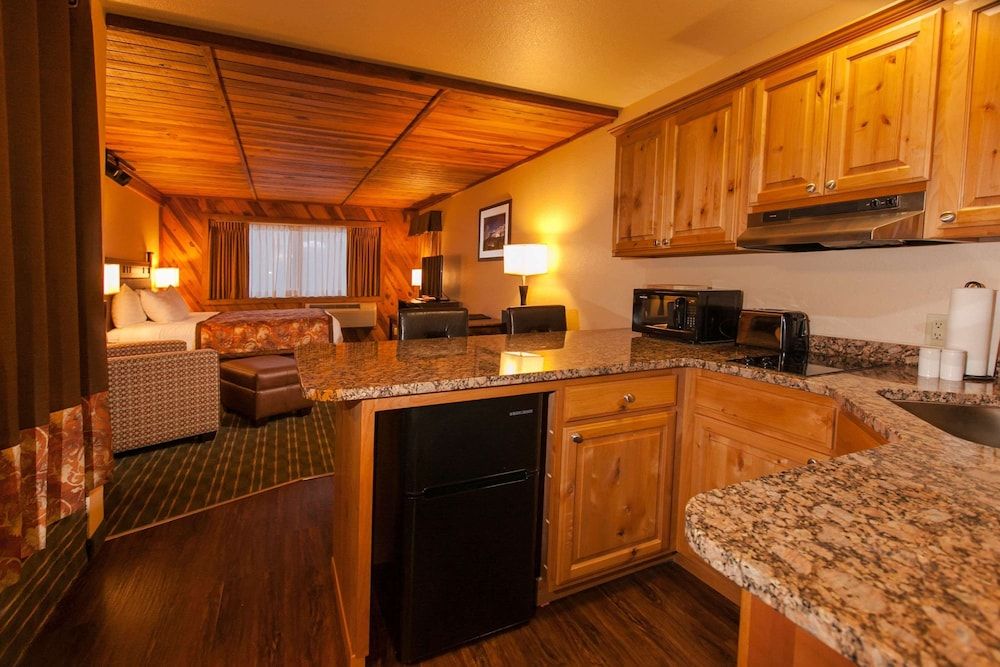 Suite, Multiple Beds, Kitchenette, Mountain View (Kitchenette)