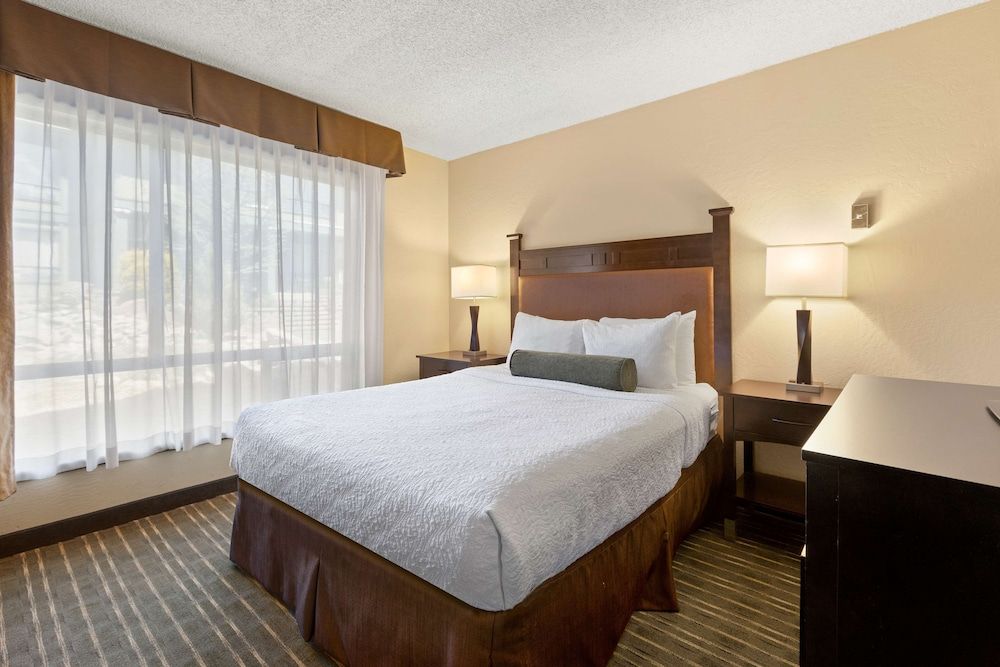 Standard Room, 1 Queen Bed, Refrigerator & Microwave, Mountain View (Refrigerator & Microwave)
