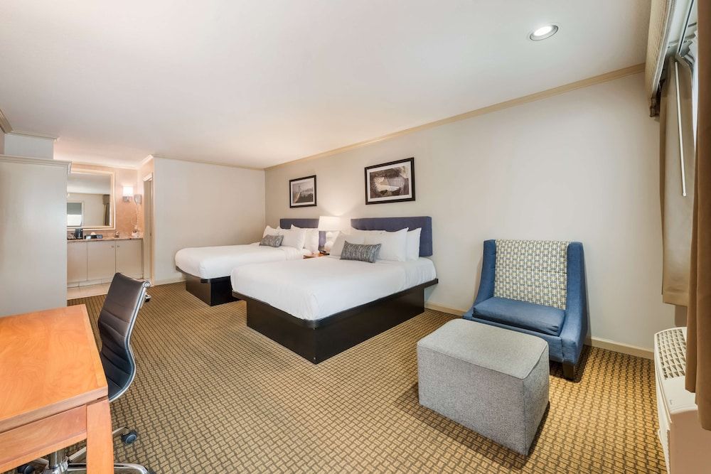 Standard Room, 2 Queen Beds, Accessible, Bathtub
