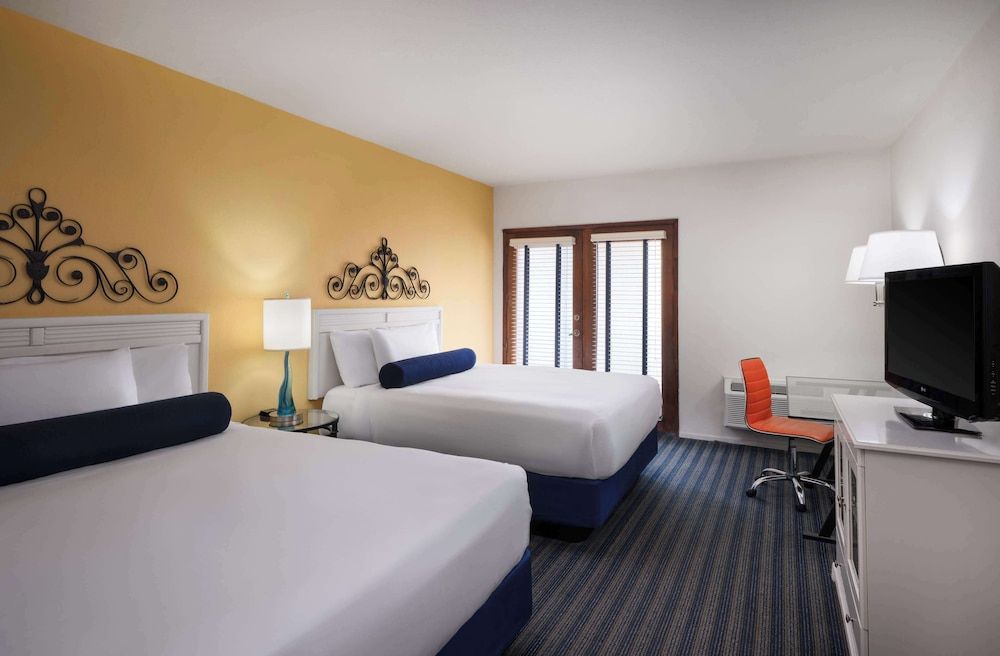 Deluxe Room, 2 Queen Beds, Non Smoking, Patio (1st Floor)