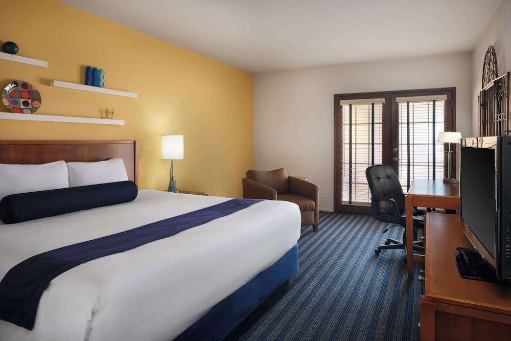 Deluxe Room, 1 King Bed, Non Smoking, Patio (1st Floor)