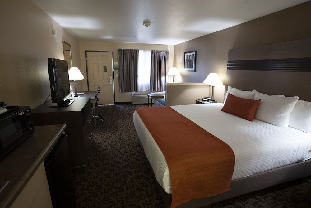 Room, 1 King Bed, Accessible, Non Smoking (Mobility)