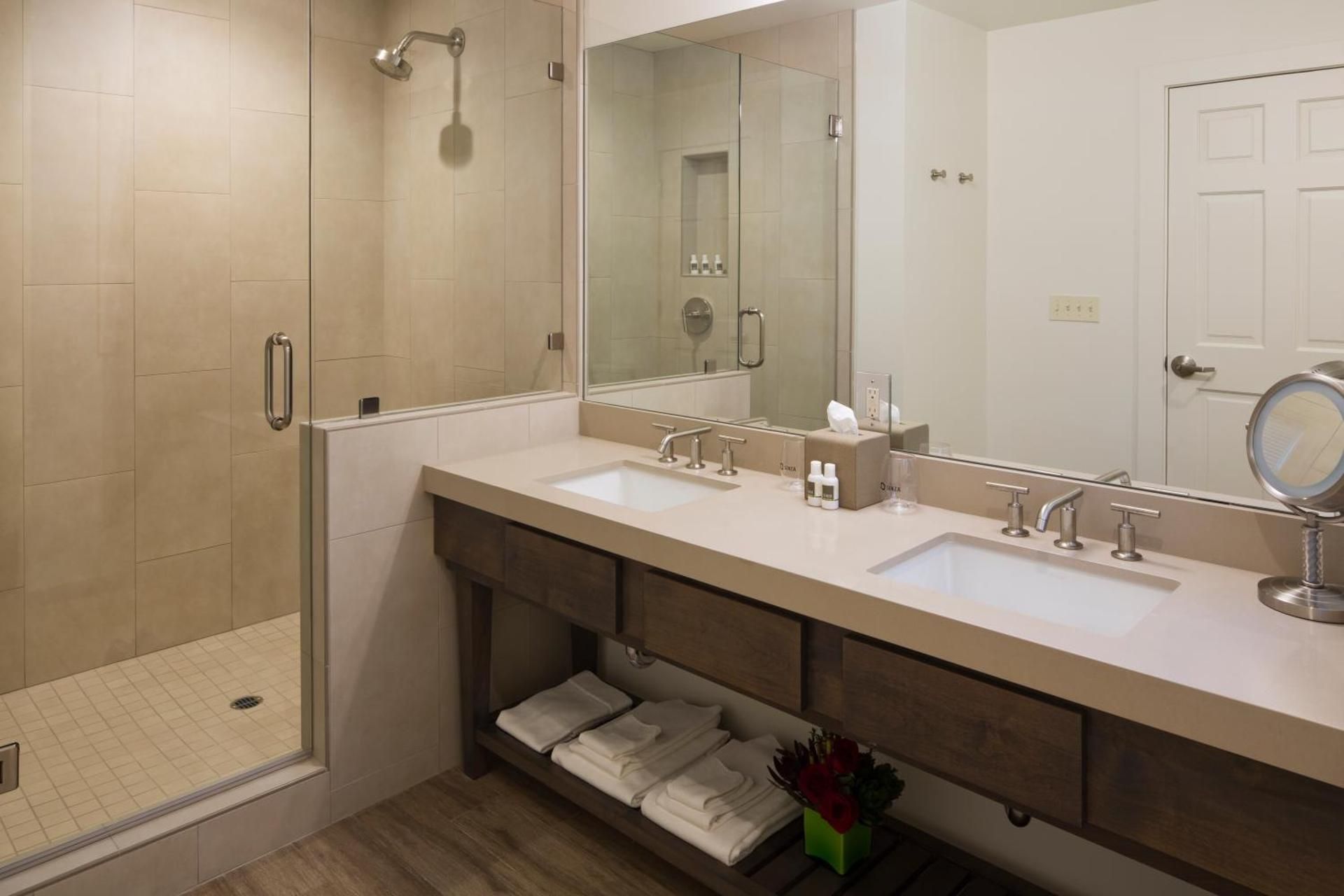 SENZA Hotel Premium King Room 3