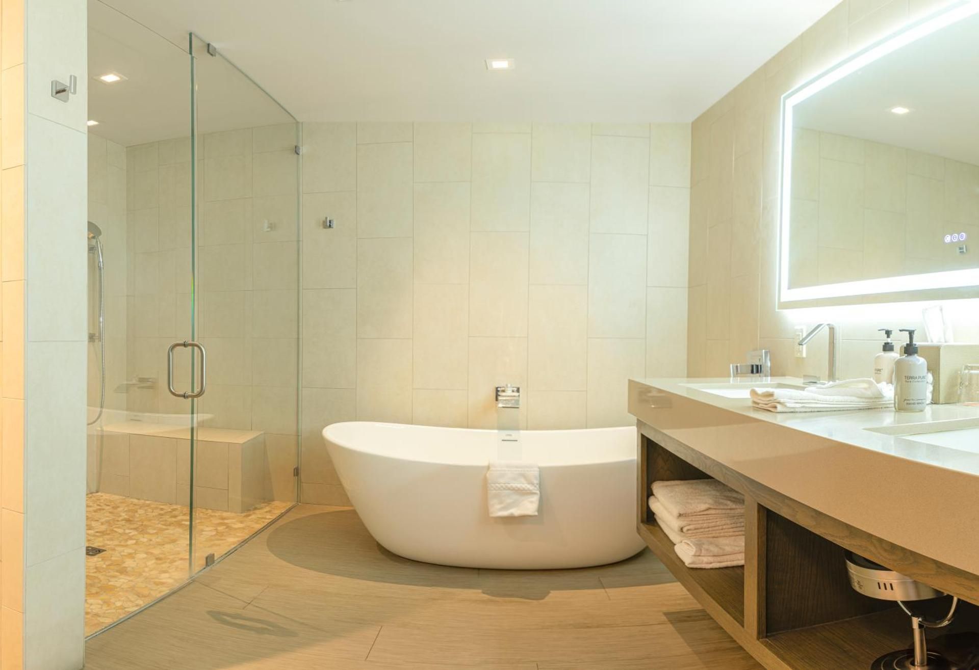 SENZA Hotel Superior Suite with Two Queen Beds 3