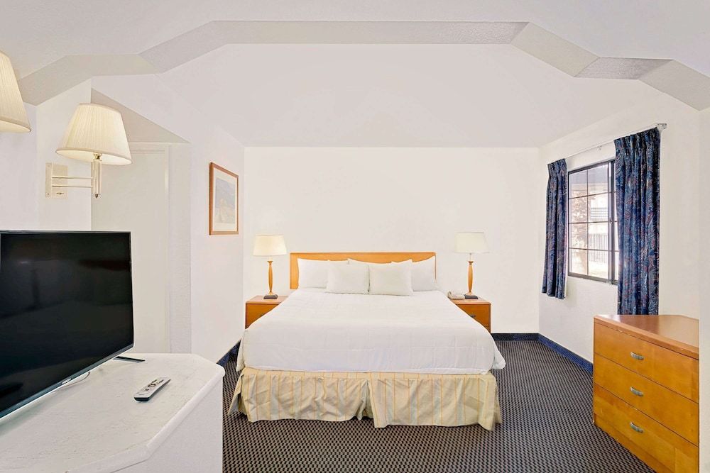 Room, 1 King Bed, Non Smoking