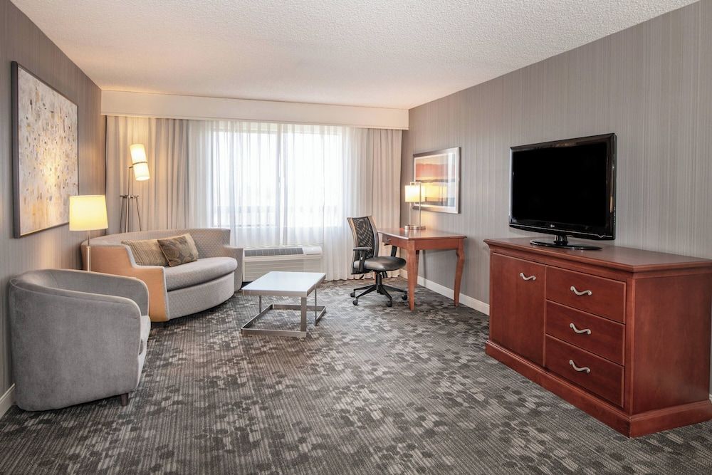 Suite, 1 King Bed with Sofa bed, Non Smoking