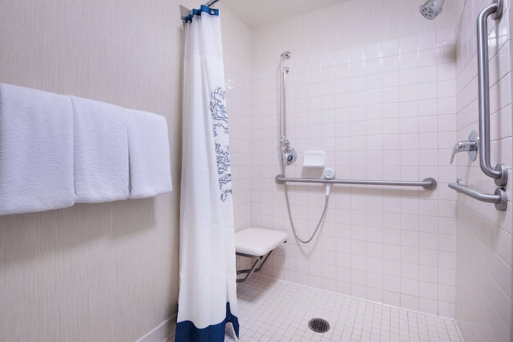Suite, 1 Bedroom, Non Smoking (Mobility/Hearing Access, Roll-In Shwr)