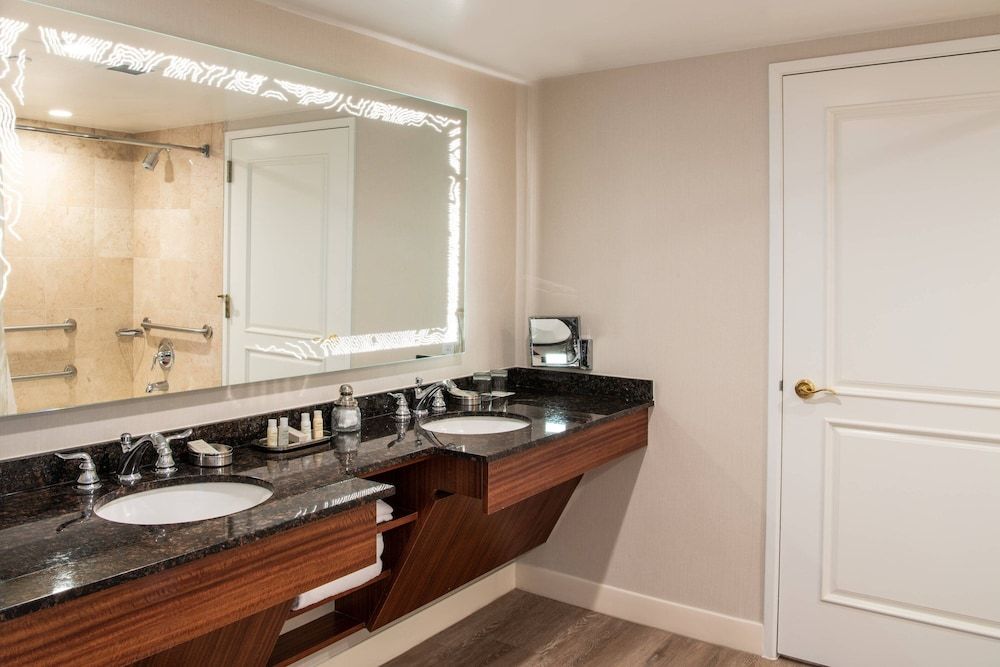 Room, 1 King Bed (Mobility Accessible, Tub)