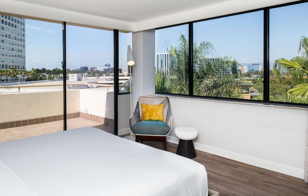 Junior Suite, 1 King Bed, Balcony