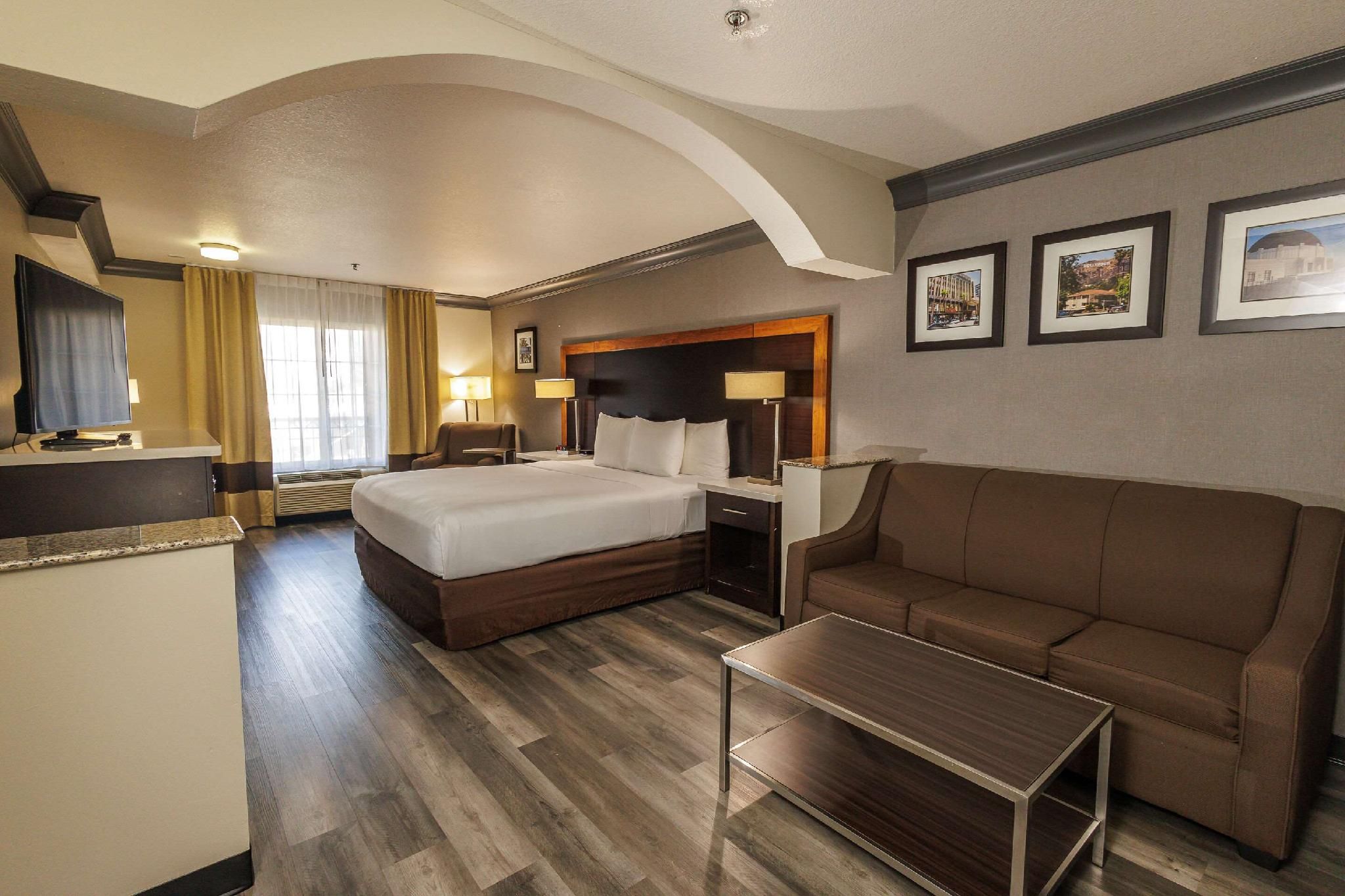 Suite with 1 King bed and Sofabed - No Smoking