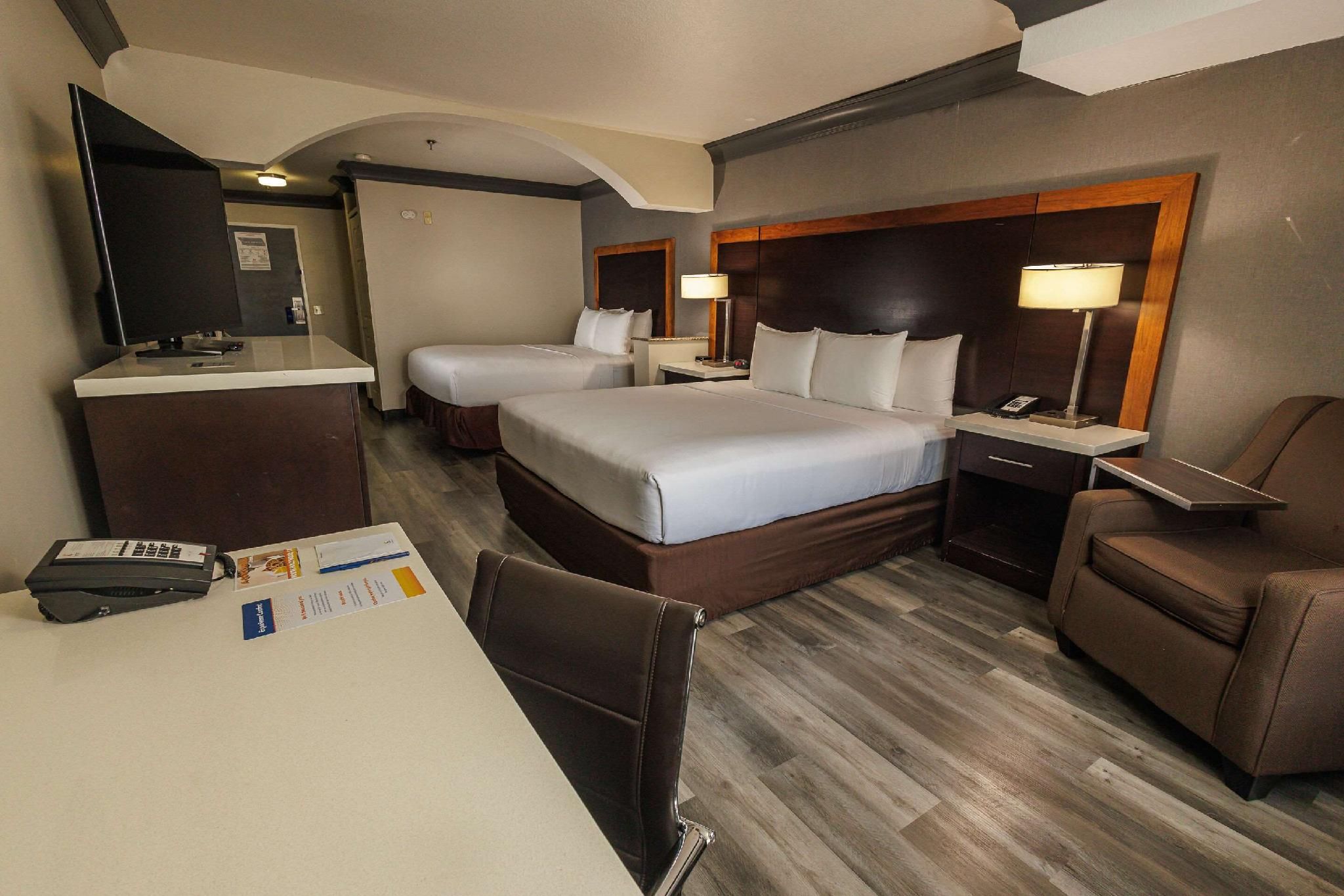 1 King Bed, 1 Queen Bed, Nonsmoking
