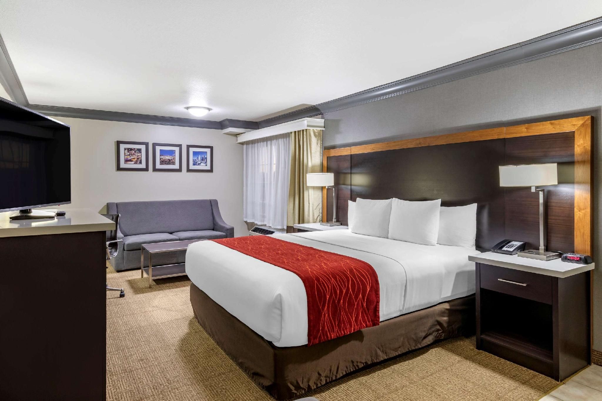 1 King Bed Suite Nonsmoking