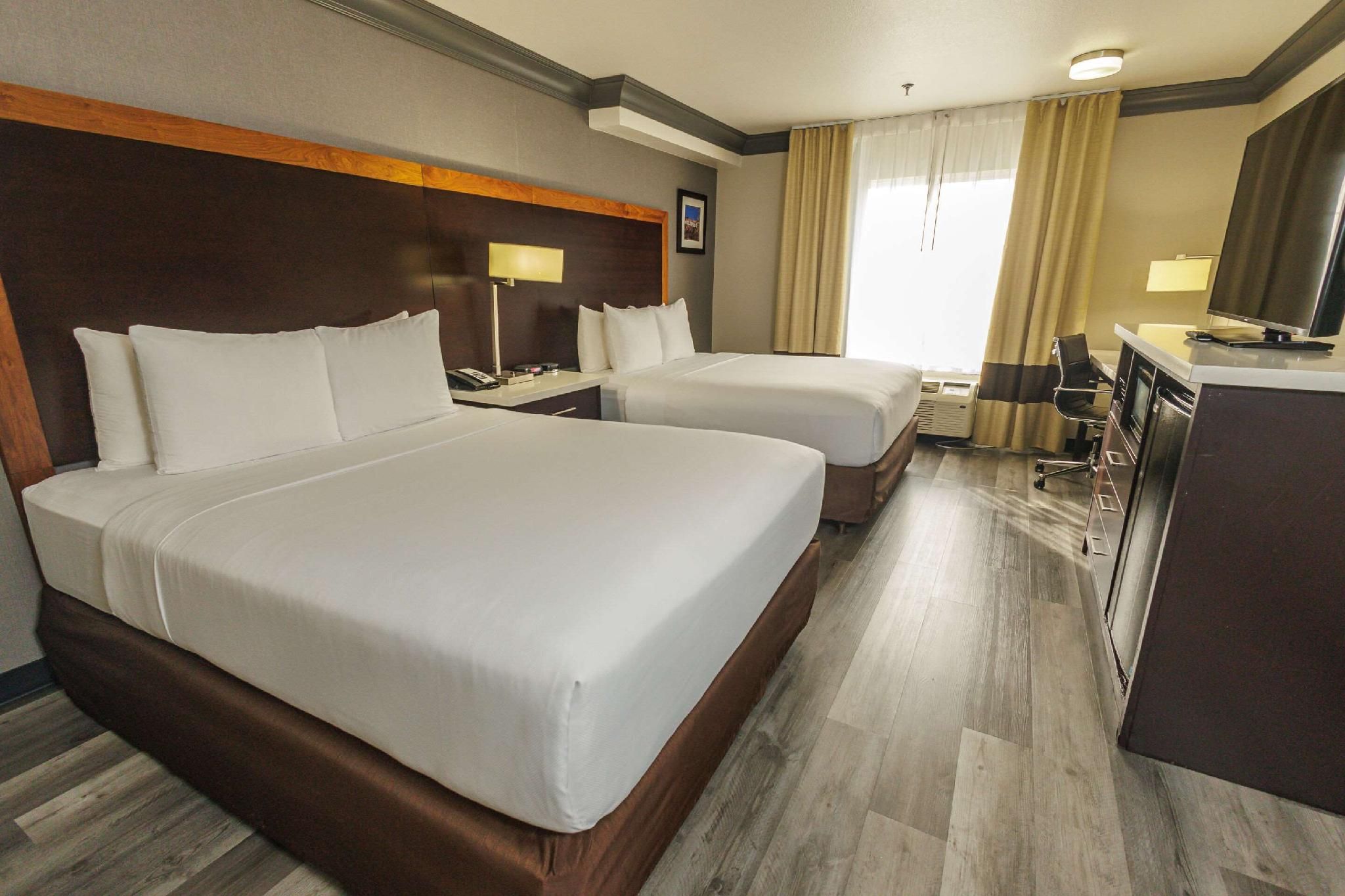 1 King Bed, 2 Queen Beds, Suite, Nonsmoking