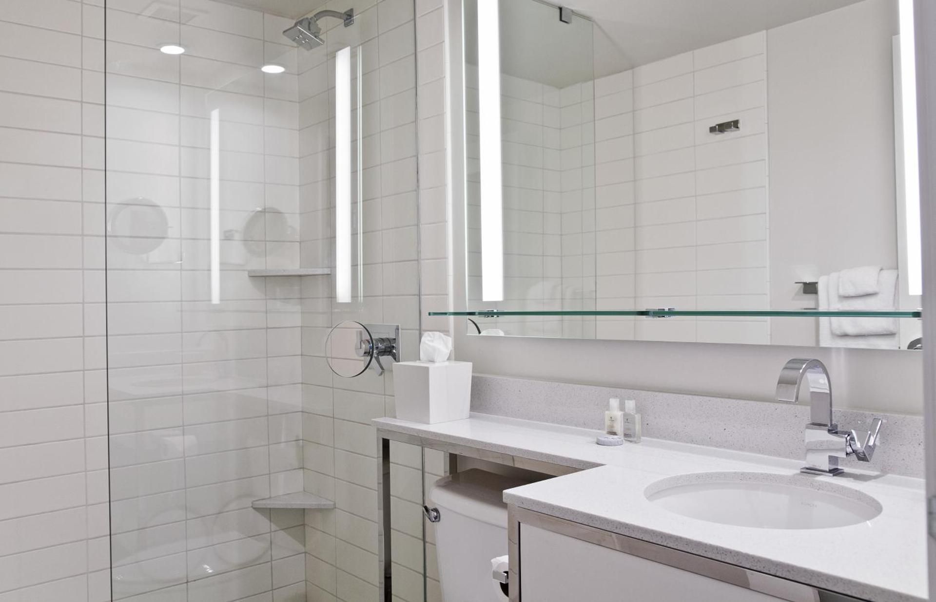 The Garland Deluxe King Room 3