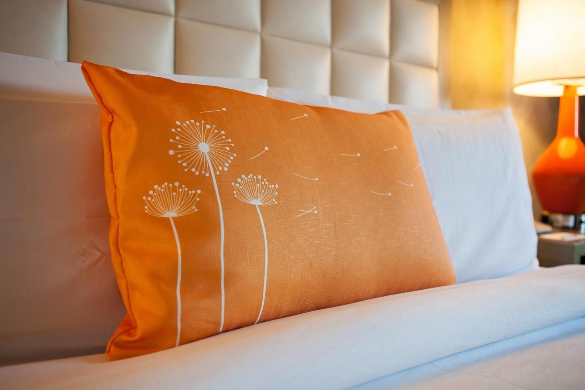 The Garland Deluxe King Room 2