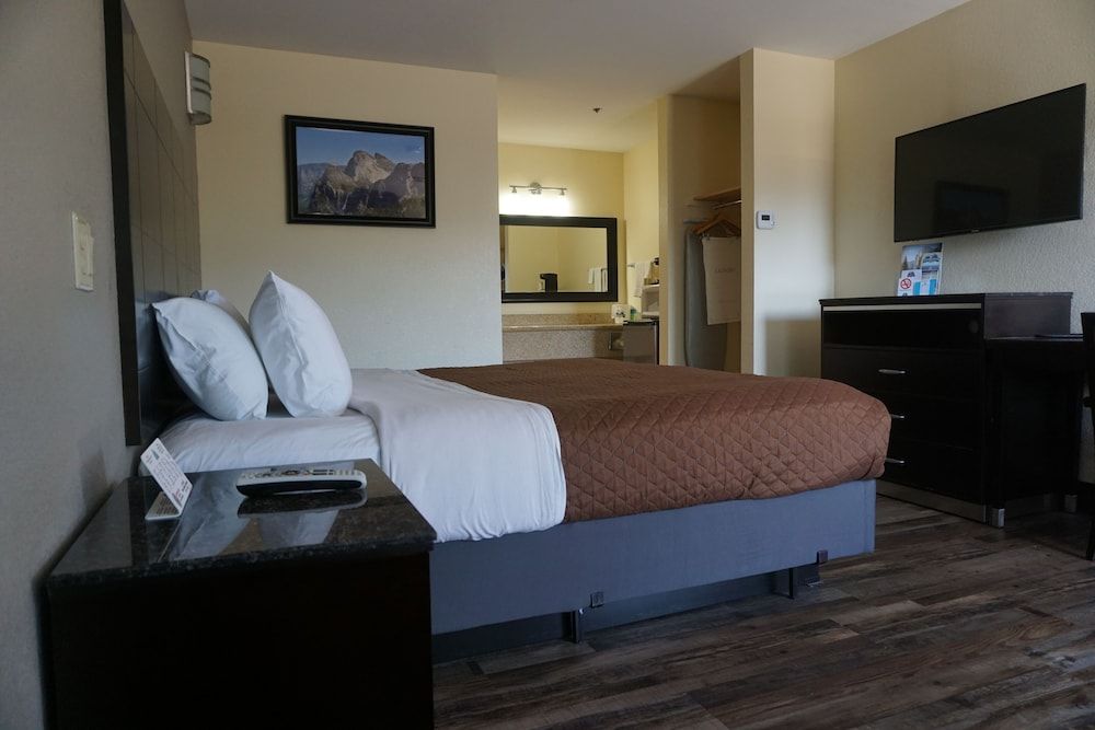 Yosemite Sierra Inn Standard Room, 1 King Bed 2