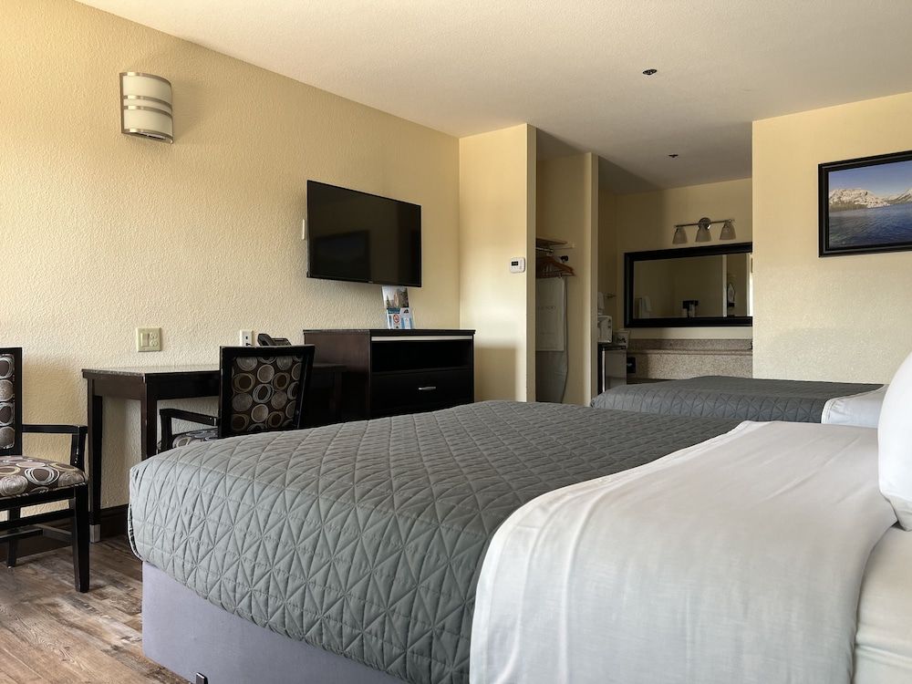 Yosemite Sierra Inn Standard Double Room, 2 Queen Beds 3