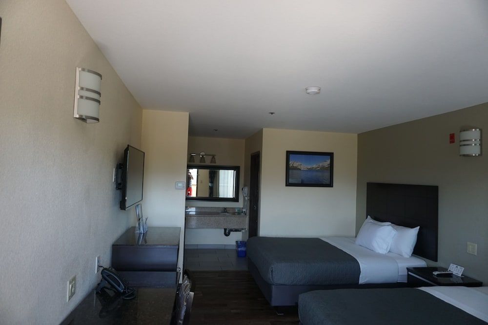 Yosemite Sierra Inn Standard Double Room, 2 Queen Beds 8