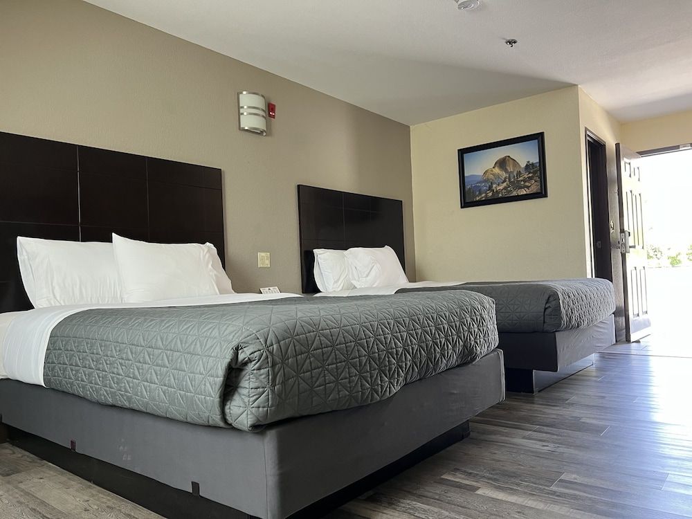 Yosemite Sierra Inn Standard Double Room, 2 Queen Beds 2