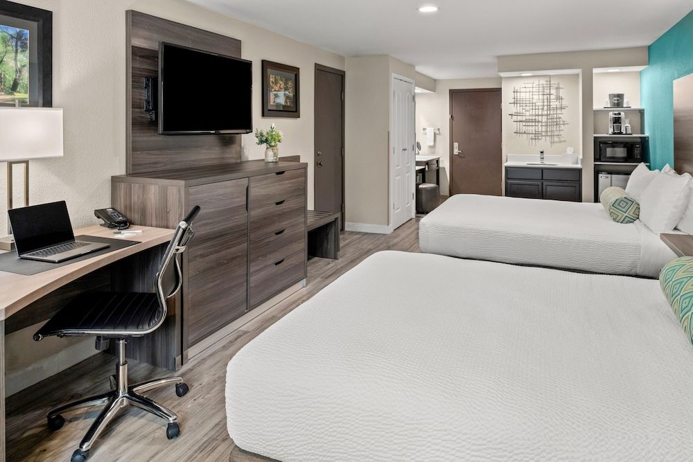 Yosemite Southgate Hotel & Suites Family Suite, 2 Queen Beds 3