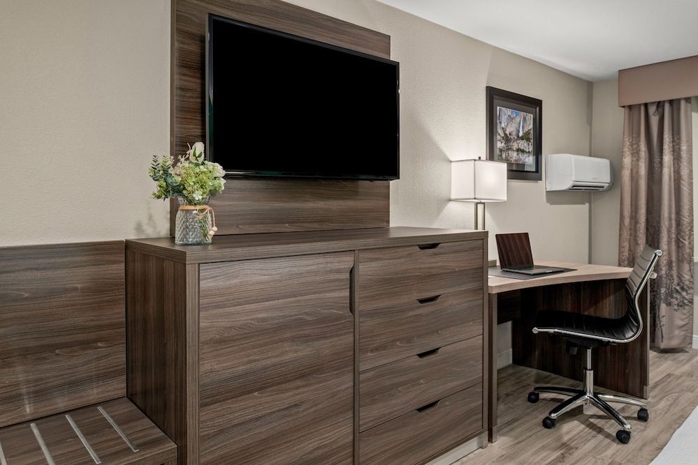 Yosemite Southgate Hotel & Suites Standard Suite, 1 King Bed, Accessible 6