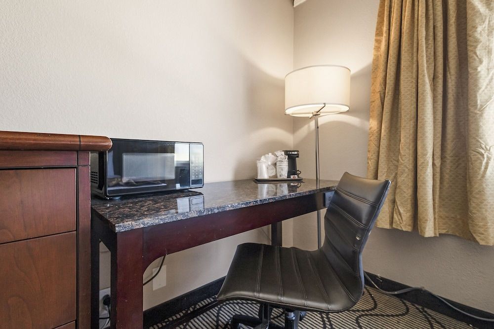 Jack London Inn Standard Room, 2 Queen Beds (Two Queen Beds) 8