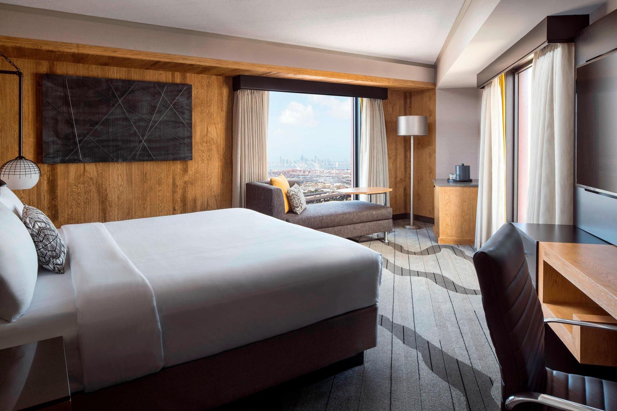 Guest room, 1 King, City and Bay view, Corner room