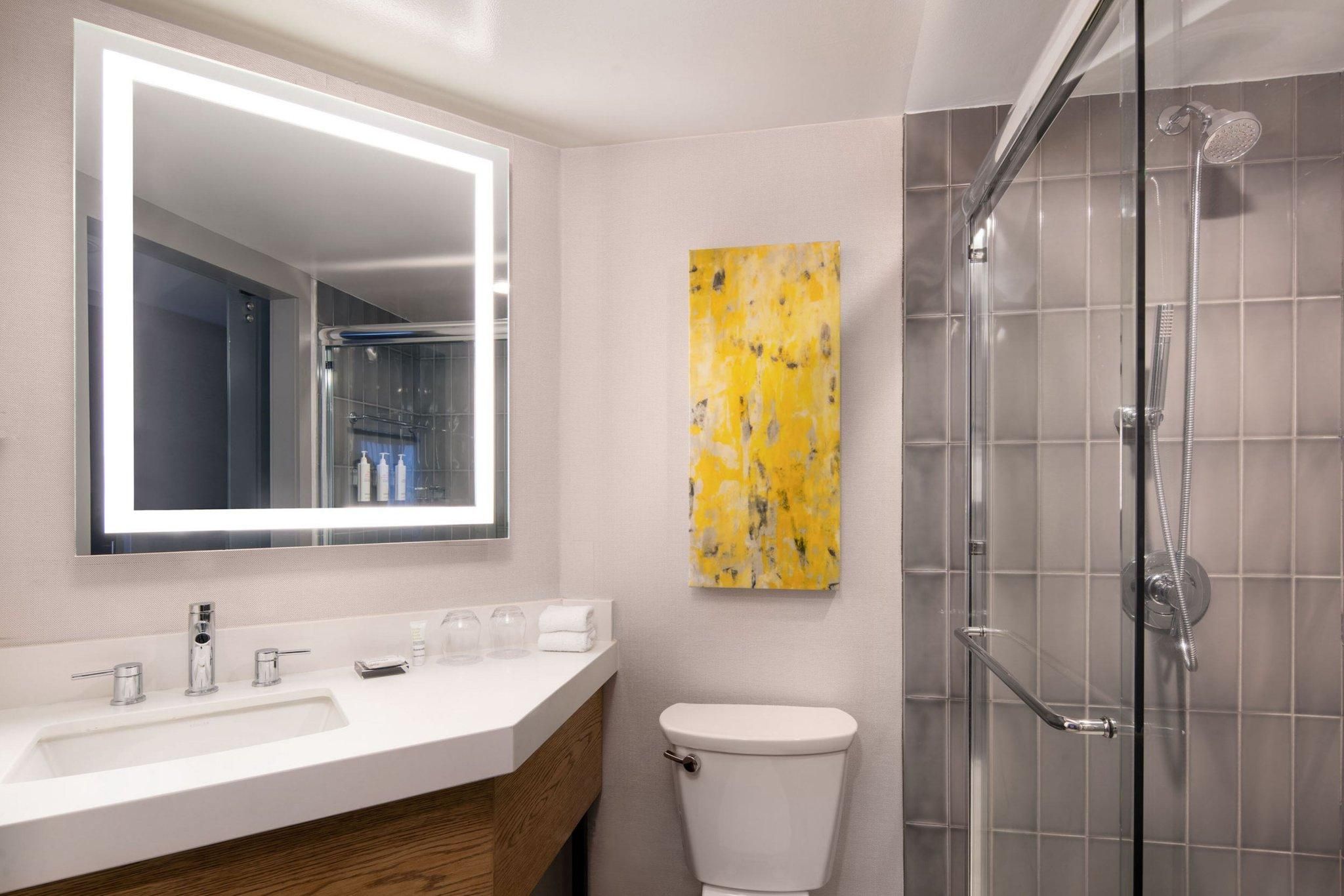 Guest room, 1 King, City and Bay view, Corner room